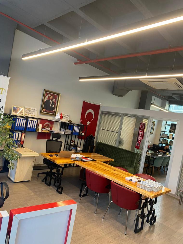 Hitit Mimarlık ofis içi: dosya rafları ve görüşme masası