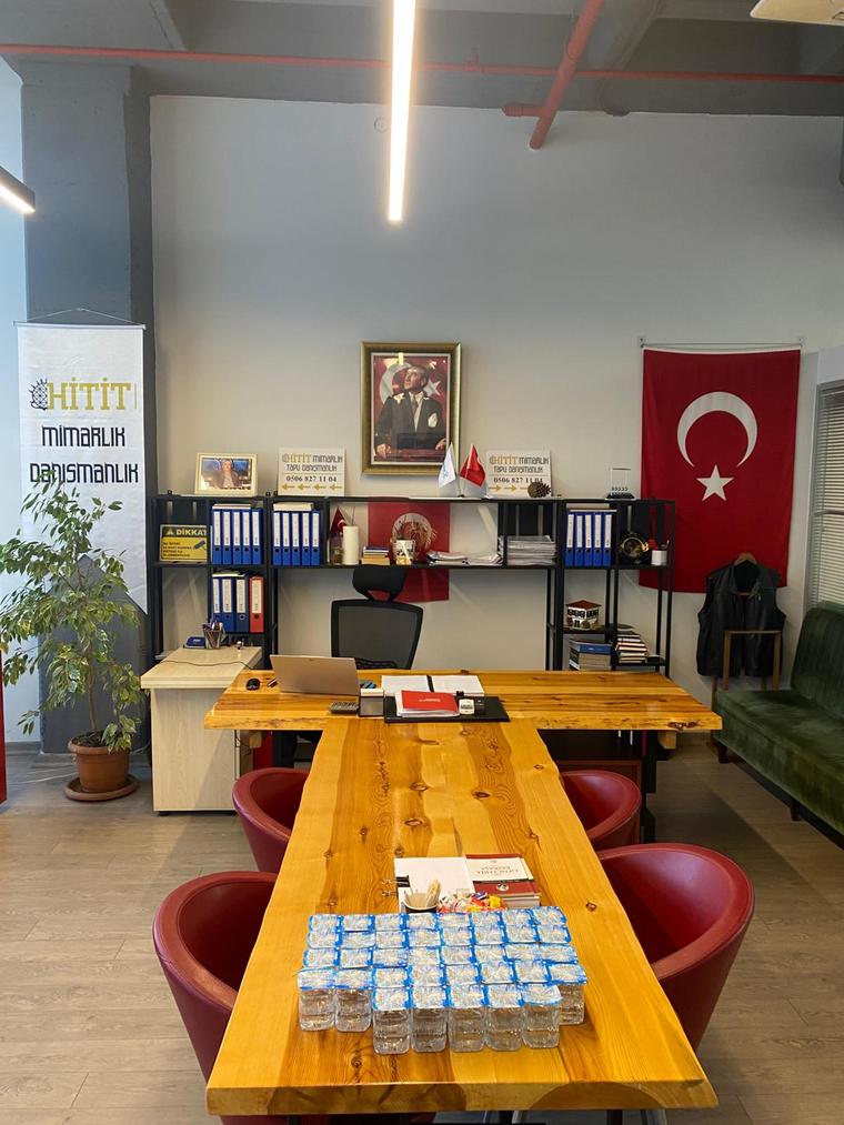 Hitit Mimarlık ofisinde toplantı masası ve dosya arşivi